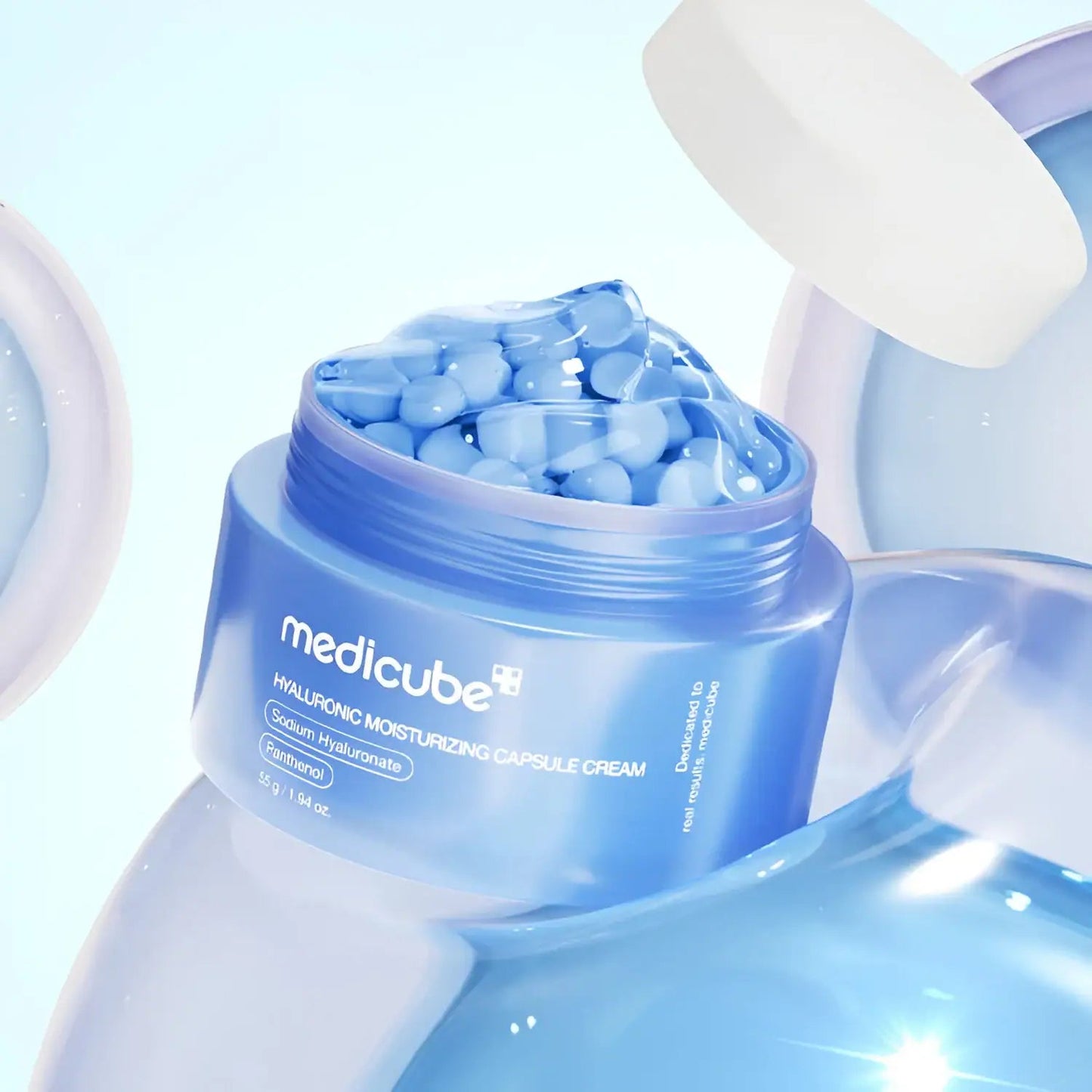 كريم الهيالورونيك المرطب بالكبسولات من ميديكيوب الكورية 🇰🇷
✨ Medicube Hyaluronic Moisturizing Capsule Cream
كريم ترطيب مبتكر يحتوي على كبسولات مرطبة تنفجر عند التطبيق لتمنح البشرة جرعة مكثفة من الترطيب والنعومة، مع قوام خفيف ومريح للاستخدام