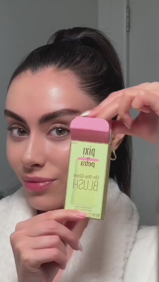 بلش ستيك من بيكسي باي بيترا  
Pixi by Petra On-the-Glow Blush Stick
قوام كريمي مرطب 
الجنسنك Ginseng (منشط للبشرة)
جل الصبار Aloe Vera (مهدئ ومرطب)
خلاصة الفواكه Fruit Extracts

لون طبيعي بتأثير “glowy”