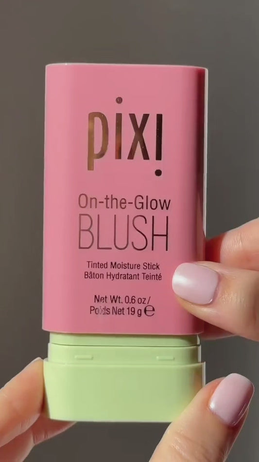 بلش ستيك من بيكسي باي بيترا  
Pixi by Petra On-the-Glow Blush Stick
قوام كريمي مرطب 
الجنسنك Ginseng (منشط للبشرة)
جل الصبار Aloe Vera (مهدئ ومرطب)
خلاصة الفواكه Fruit Extracts

لون طبيعي بتأثير “glowy”