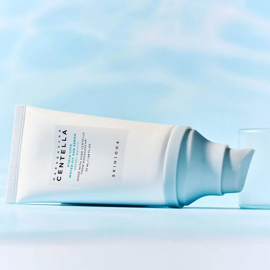 ماداغشقر سنتيلا هيالو سيكا واقي الشمس من سكن SKIN1004 الكوية  Madagascar Centella Hyalu-Cica Water-Fit Sun Serum SPF50+ PA++++ – كوريا الجنوبية
حماية يومية فائقة مع ترطيب عميق بتركيبة خفيفة تشبه السيروم