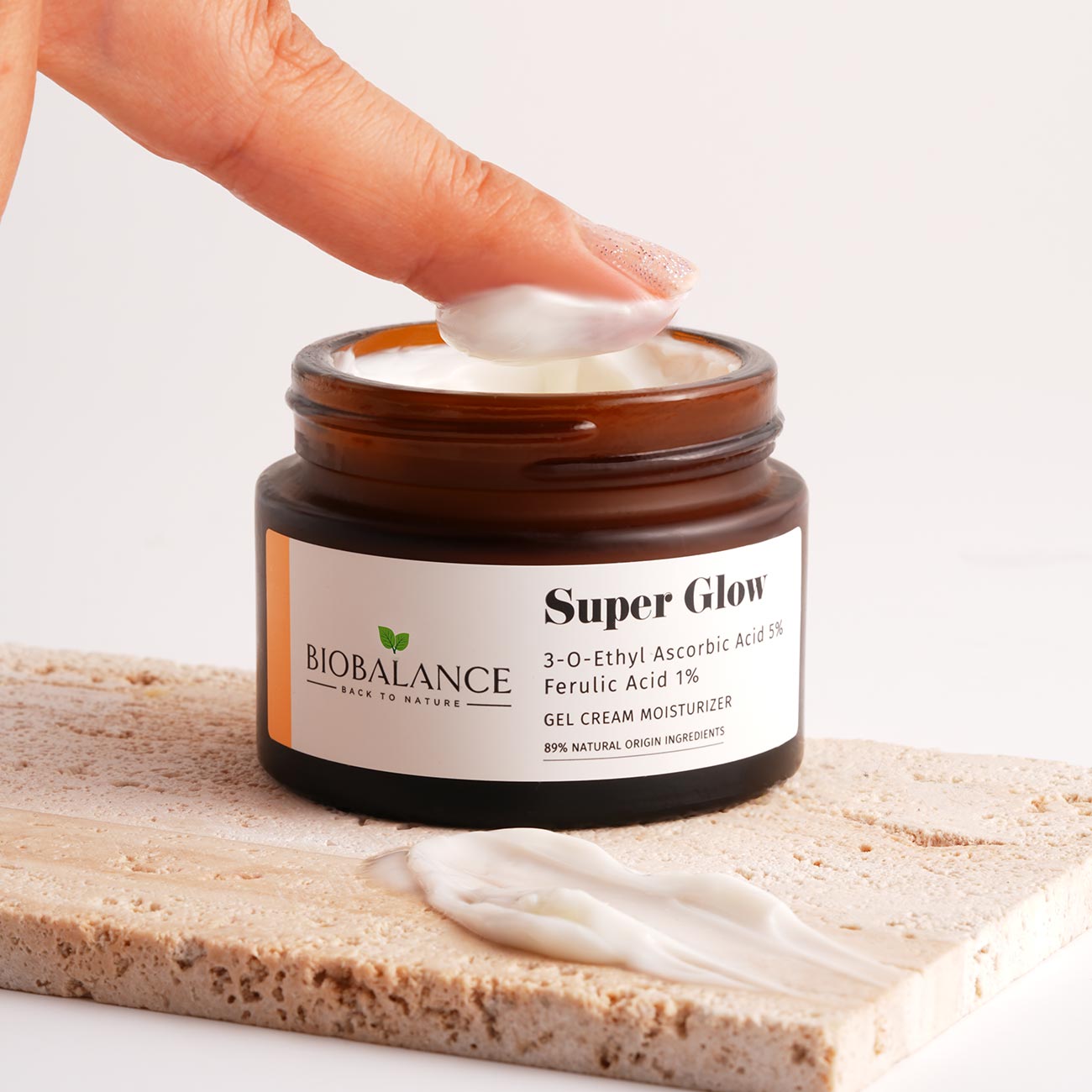 سوبركلو جل كريم من بايوبالانس 
Biobalance Super Glow Gel Cream Moisturizer

تفتيح واضح + ترطيب خفيف بملمس جل سريع الامتصاص
إشراقة يومية مع فيتامين C مستقر ومضادات أكسدة فعالة
التركيبة
فيتامين سي 3-O-Ethyl Ascorbic Acid 5% (فيتامين C مستقر)
فريولك اسيد Fer