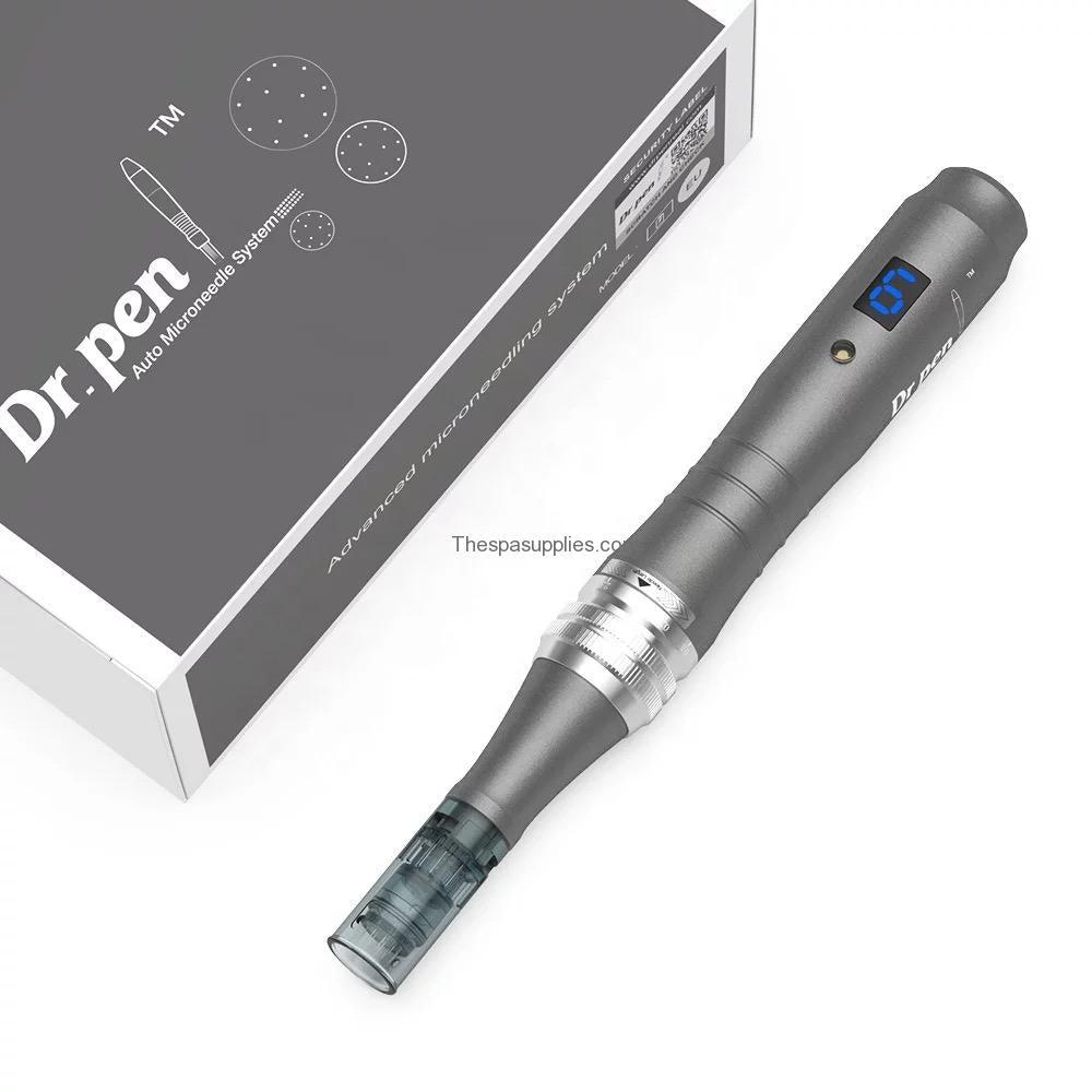 استمتع بعناية احترافية بالبشرة مع جهاز الديرمابن من دكتور بن 
Dr. Pen M8 Ultima Wireless، 
جهاز المايكرونيدلينغ اللاسلكي المصمم لتحفيز إنتاج الكولاجين وتحسين مظهر البشرة وتقليل الندبات والتجاعيد والمسام الواسعة. يعمل بوضعين: لاسلكي أو سلكي، مع 6 مستويات